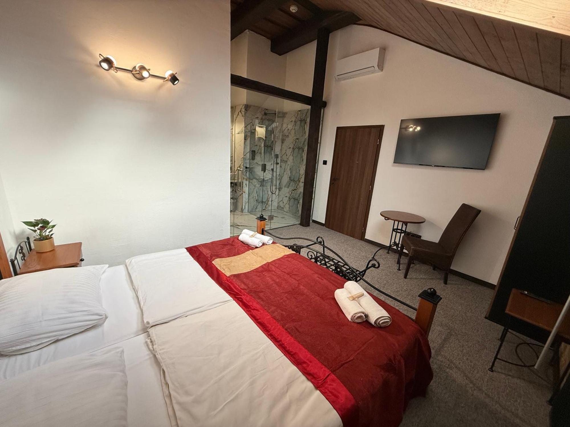 Hotel Plzensky Dvur Frýdek-Místek Екстериор снимка