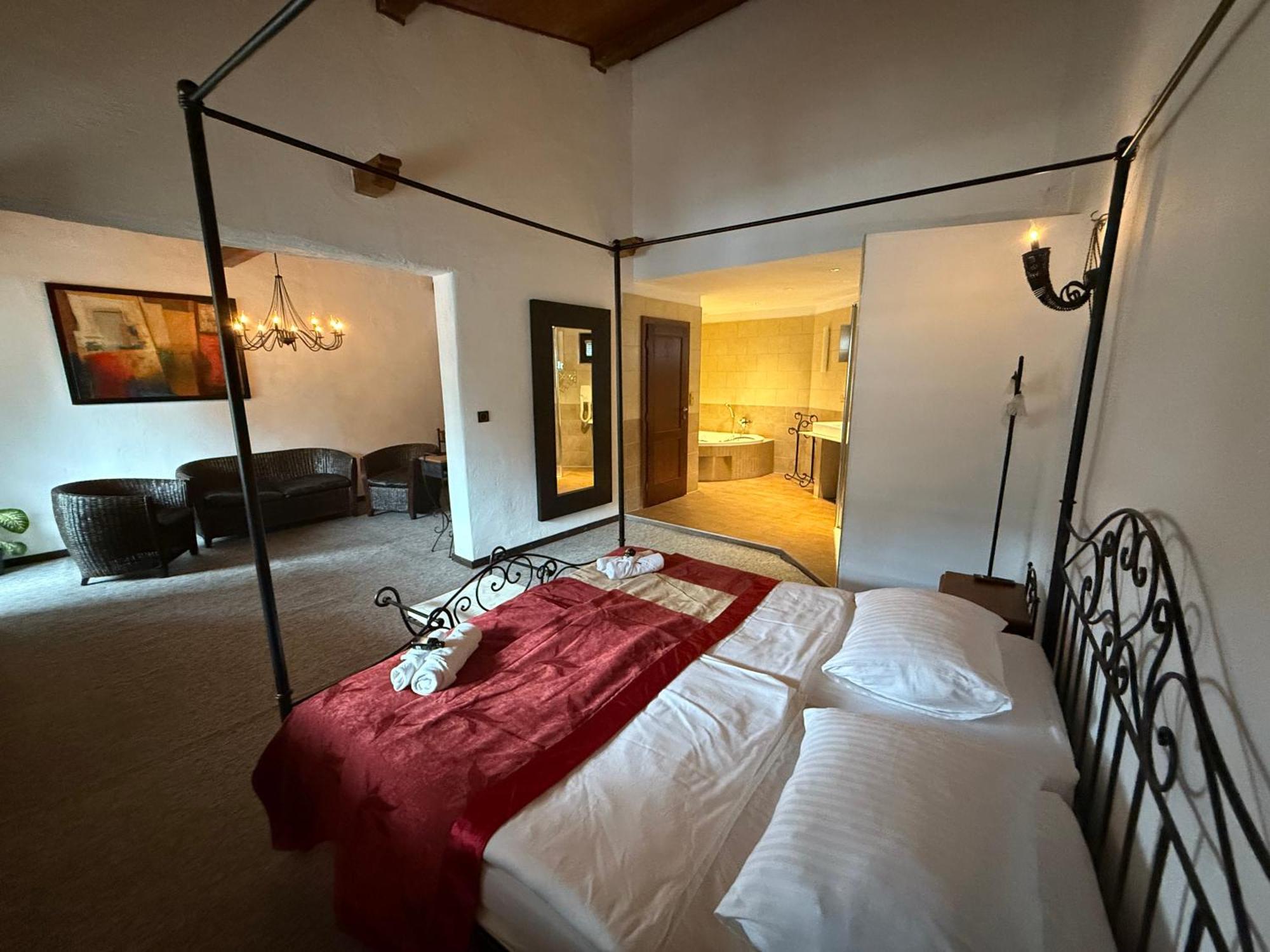 Hotel Plzensky Dvur Frýdek-Místek Екстериор снимка