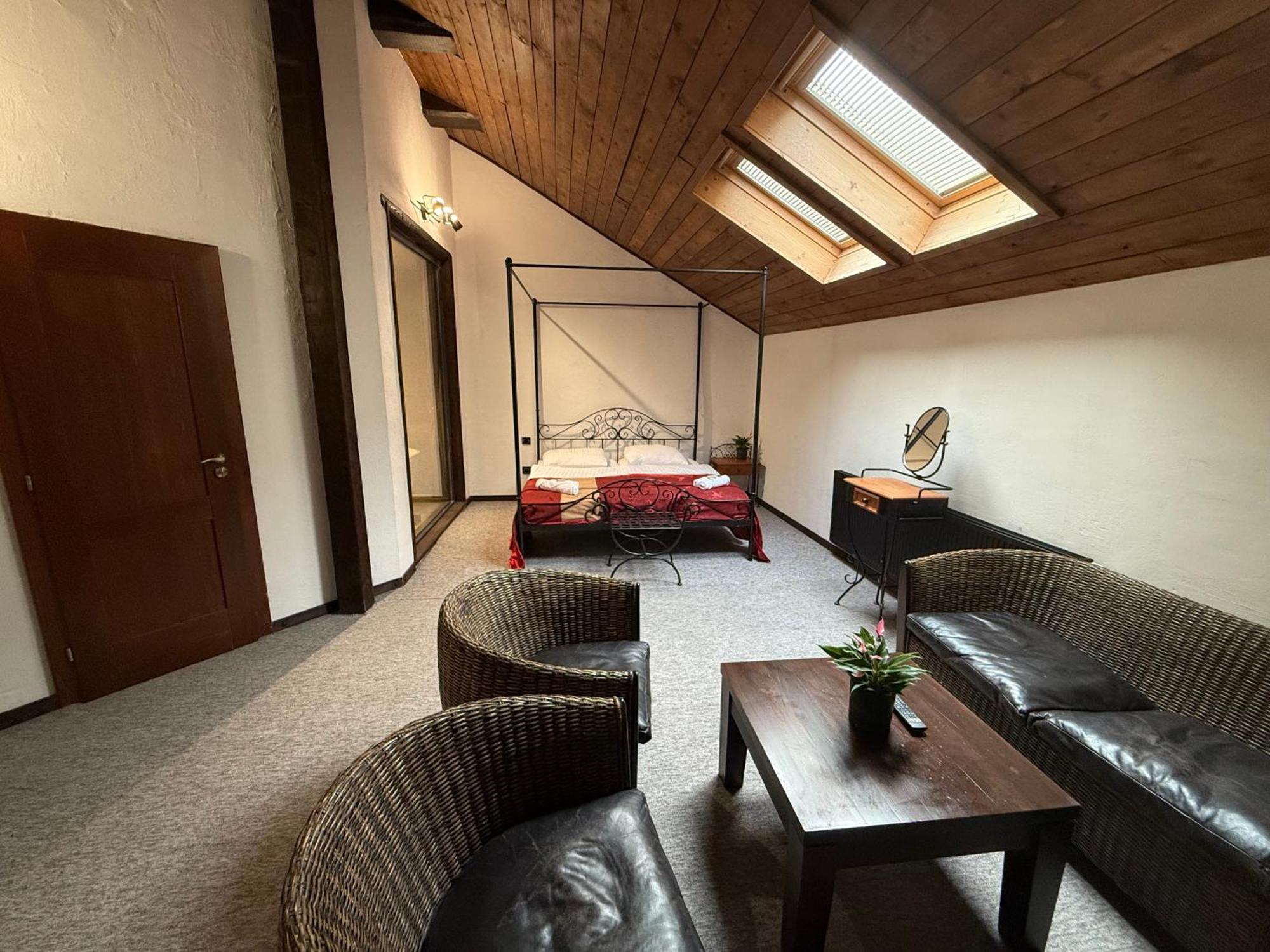 Hotel Plzensky Dvur Frýdek-Místek Екстериор снимка