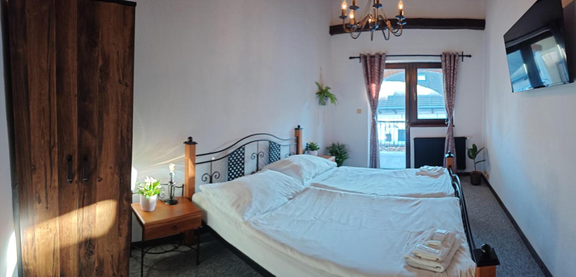 Hotel Plzensky Dvur Frýdek-Místek Екстериор снимка
